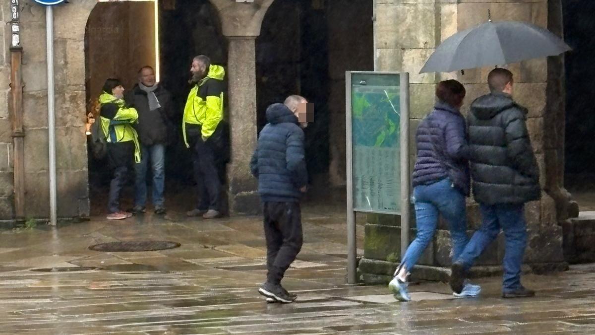 Imagen del detenido por amenazar a los viandantes con un cuchilo este domingo en la praza do Toural