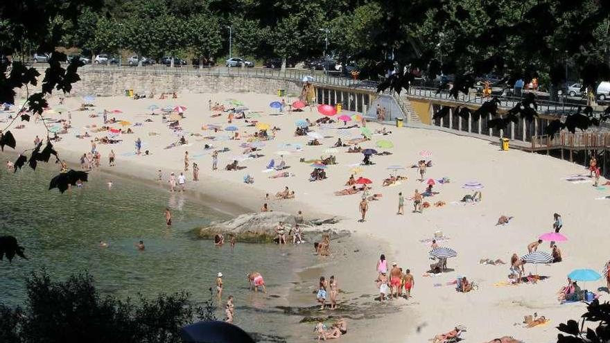 Bañistas en la playa de Portocelo, en Marín.  // Santos Álvarez