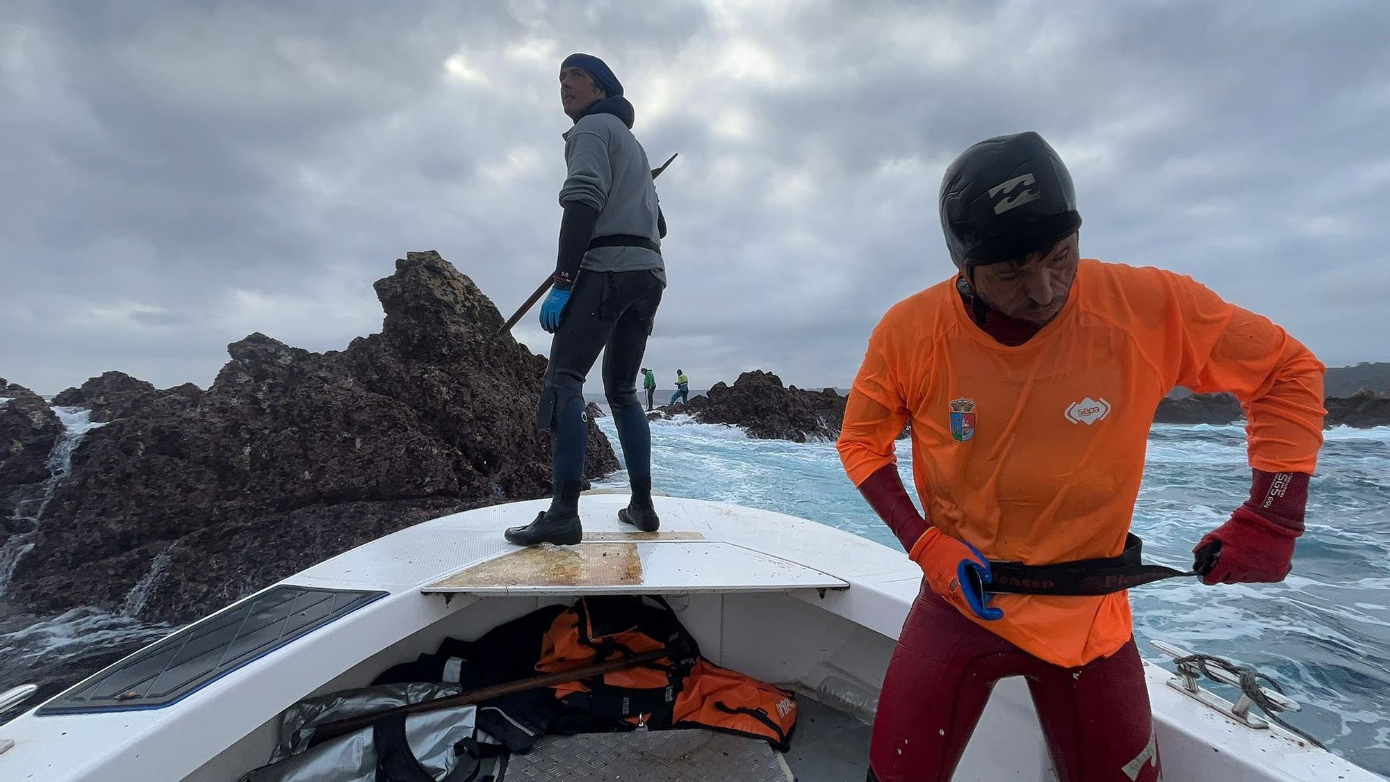 EN IMÁGENES: Así luchan los mariscadores de Luanco por cada kilo de percebe en el cabo Peñas