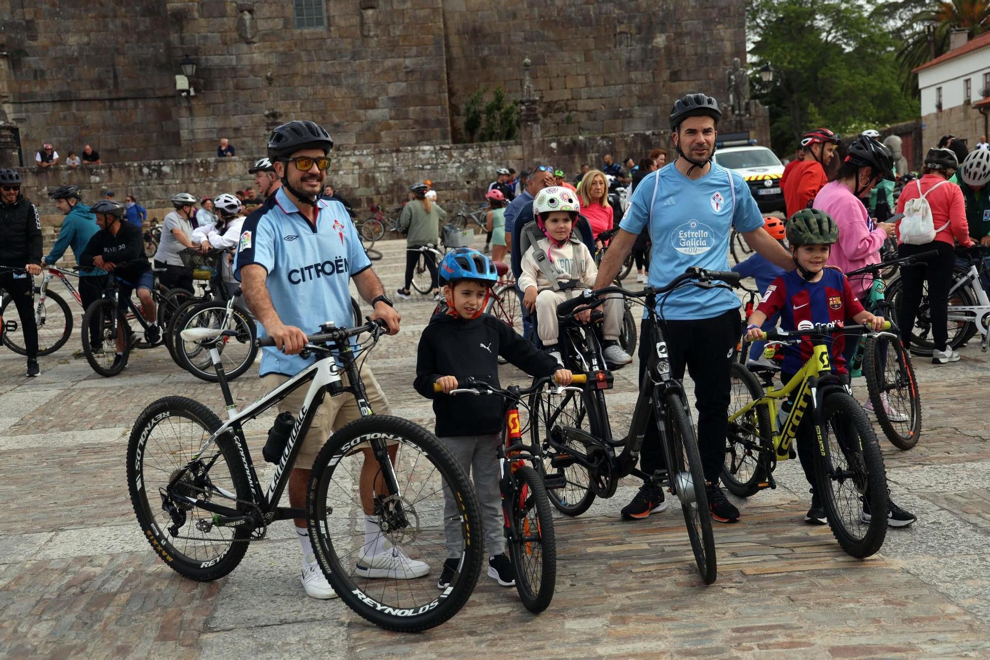 Participantes en la fiesta de la bicicleta de Cambados.