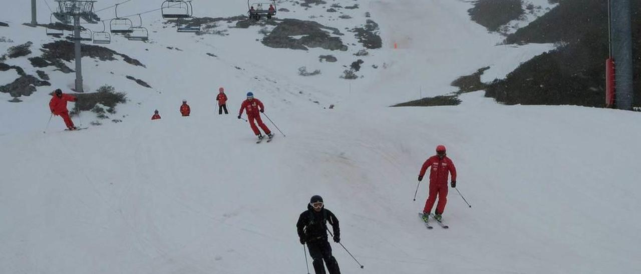 Esquiadores en la estación de Fuentes de Invierno, en Aller.