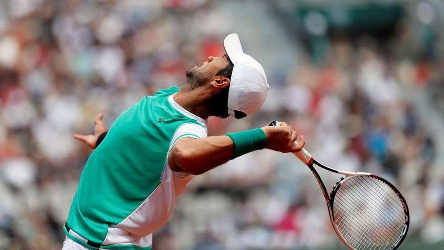 Verdasco mira hacia arriba para golpear una bola, ayer en su partido contra Nishikori.