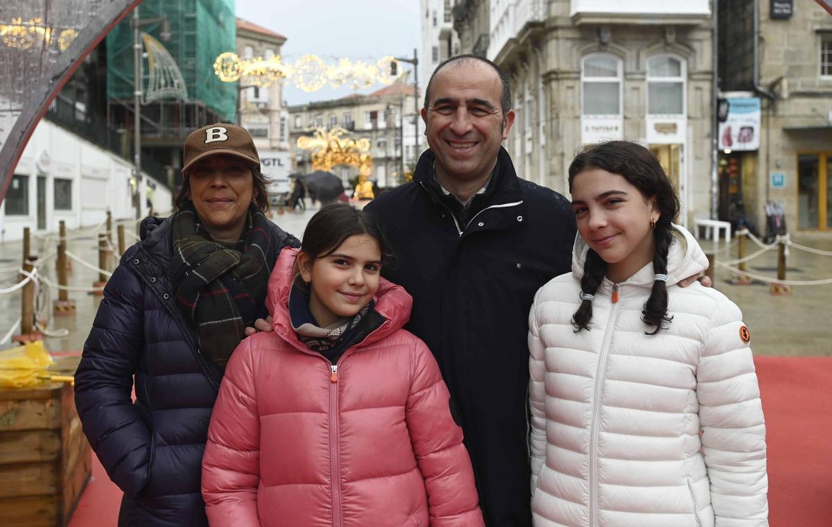 La familia Fernández, de Ponferrada, posa en la Porta do Sol.