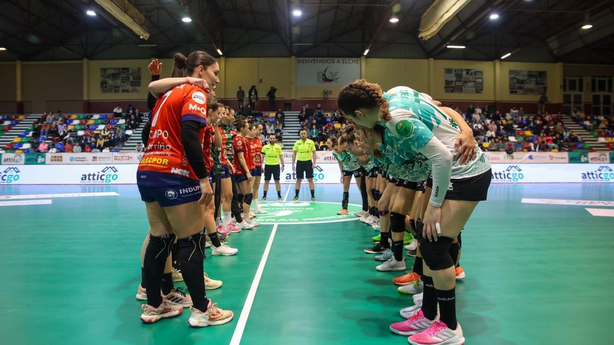 Jugadoras de Porriño y Atticgo Elche se saludan antes de un partido.