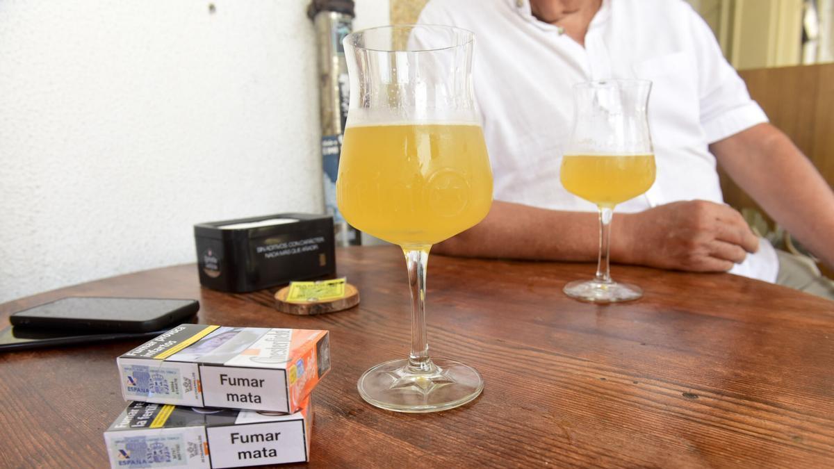 Una terraza de A Coruña con paquetes de tabaco en la mesa
