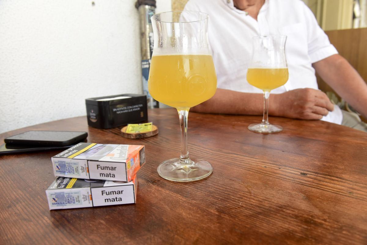 Una terraza de A Coruña con paquetes de tabaco en la mesa
