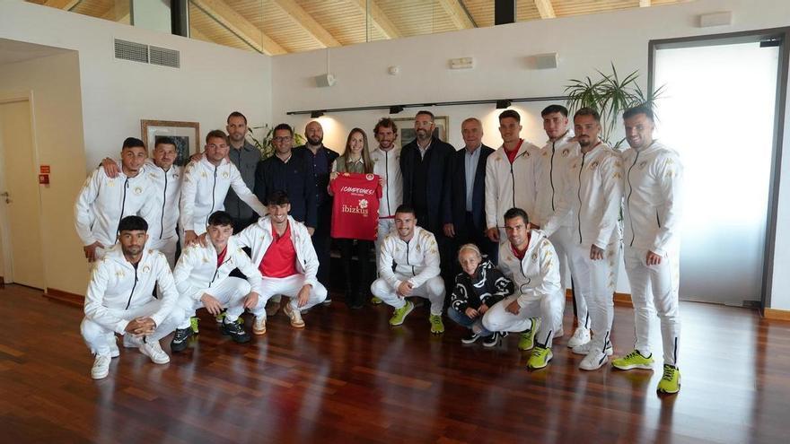 El CD Ibiza es recibido con honores en Can Botino por el equipo de gobierno tras ganar la liga