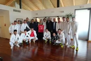 El CD Ibiza es recibido con honores en Can Botino por el equipo de gobierno tras ganar la liga