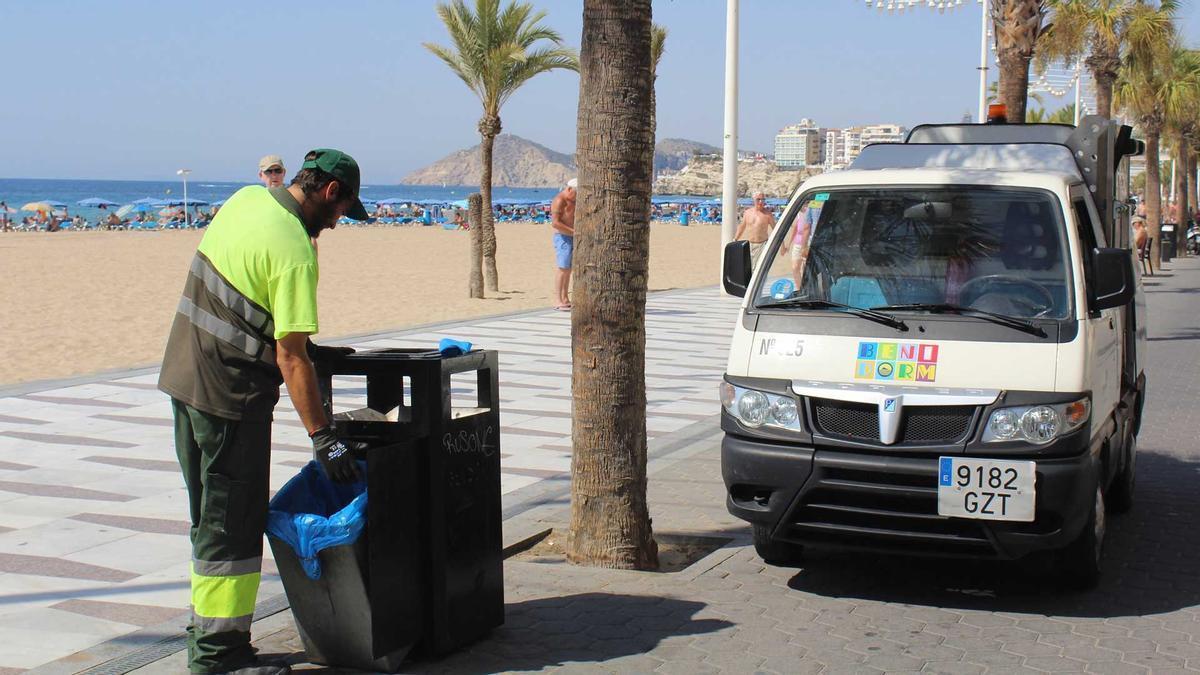 Un operario de limpieza de Benidorm recoge una papelera.