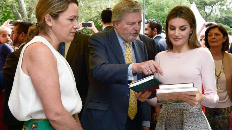 Doña Letizia recibe varios libros de manos del ministro de Cultura y Educación en funciones, Íñigo Méndez de Vigo.