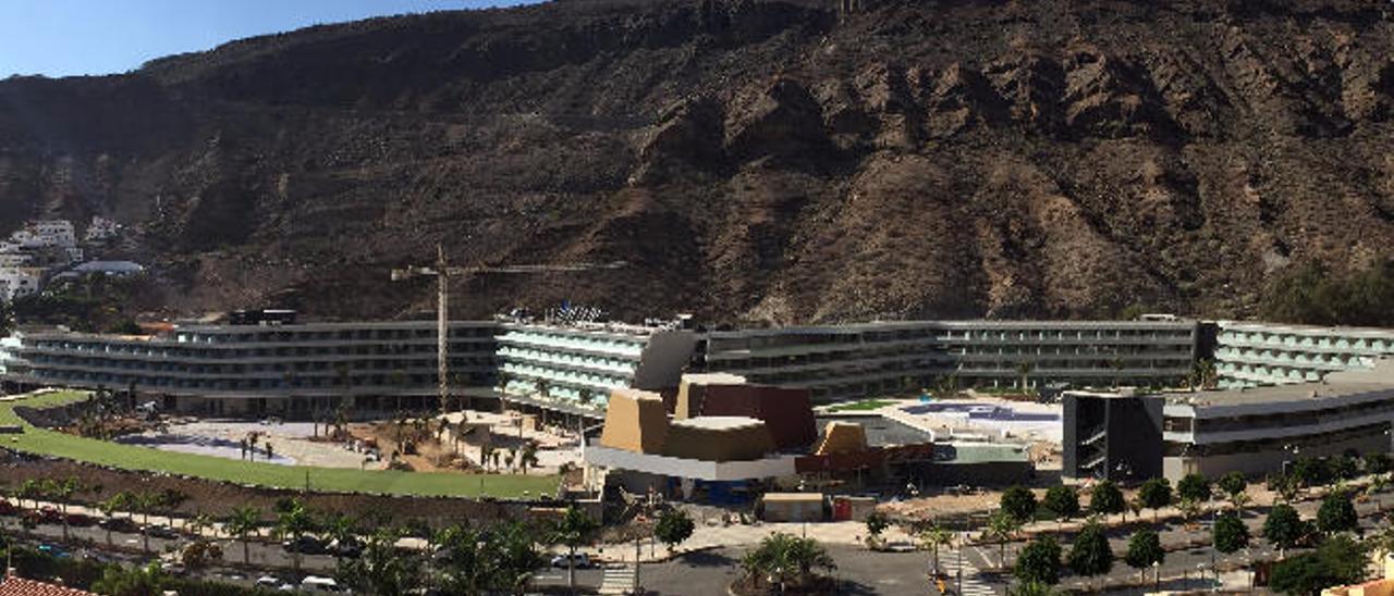 Vista del Hotel Radisson Blu Resort &amp;Spa Gran Canaria Mogán, ubicado en Playa de Mogán.