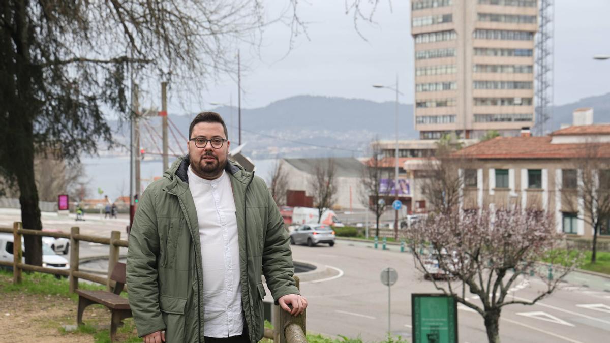 Xabier P. Igrexas, coa casa consistorial detrás.