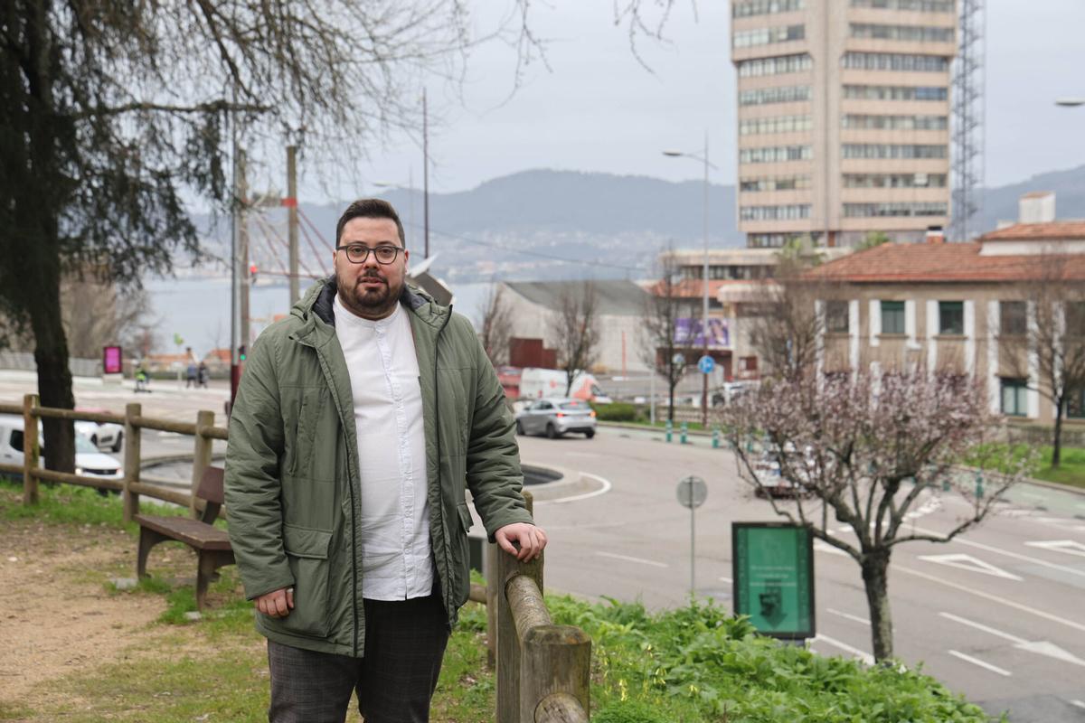 Xabier P. Igrexas, voceiro municipal do BNG, co Concello ó fondo.