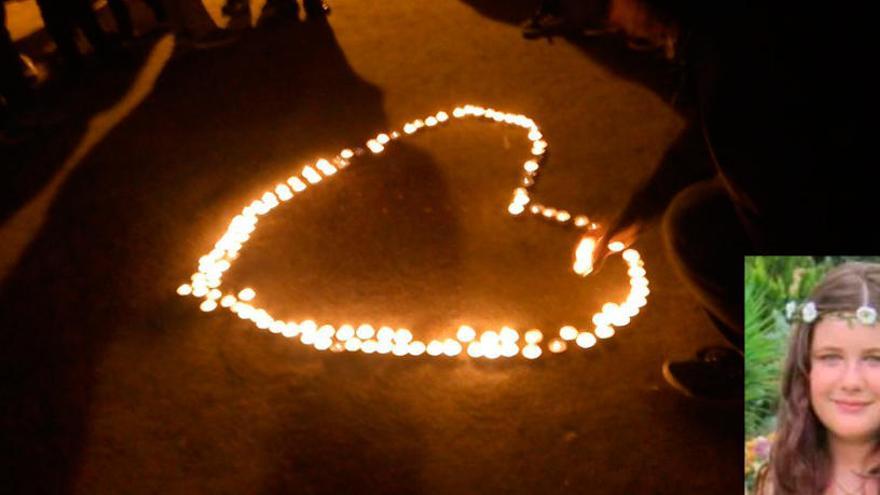 Un corazón con velas en memoria de Lucía (en la foto de abajo a la derecha).