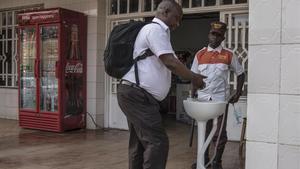 Un hombre se lava las manos antes de entrar en un supermercado en Gisenyi, en Ruanda, para evitar posibles contagios de ébola.