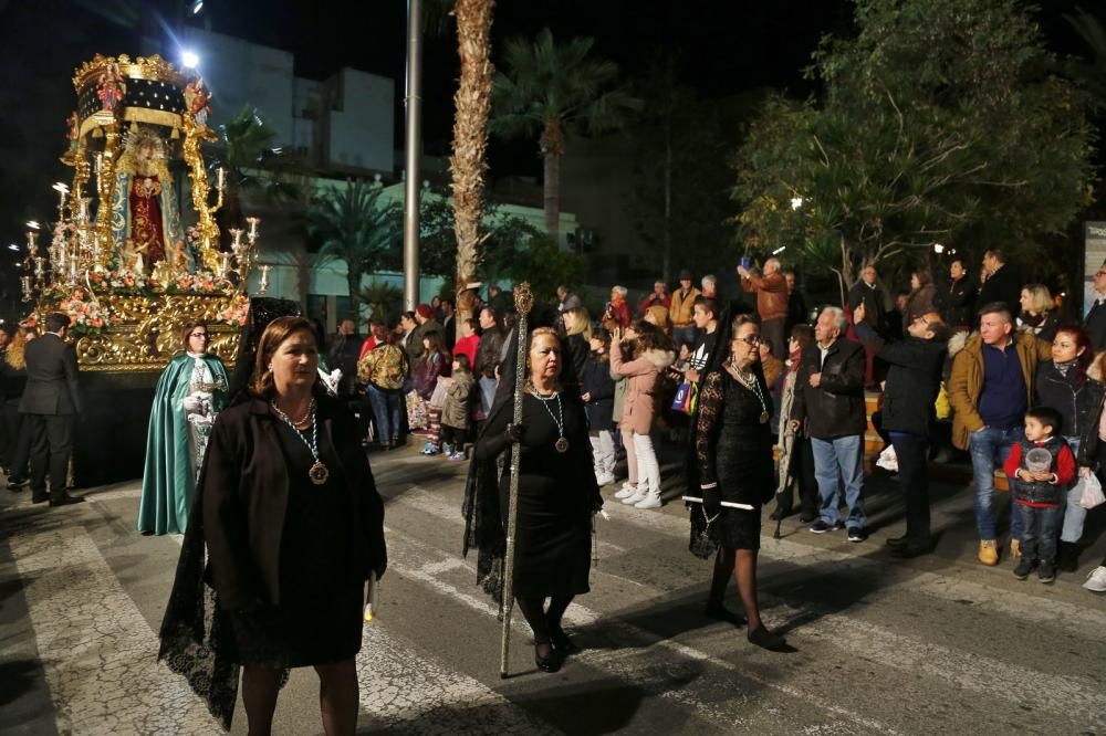 Miles de personas contemplaron el paso de las imágenes de las seis cofradías que participan en Lunes Santo