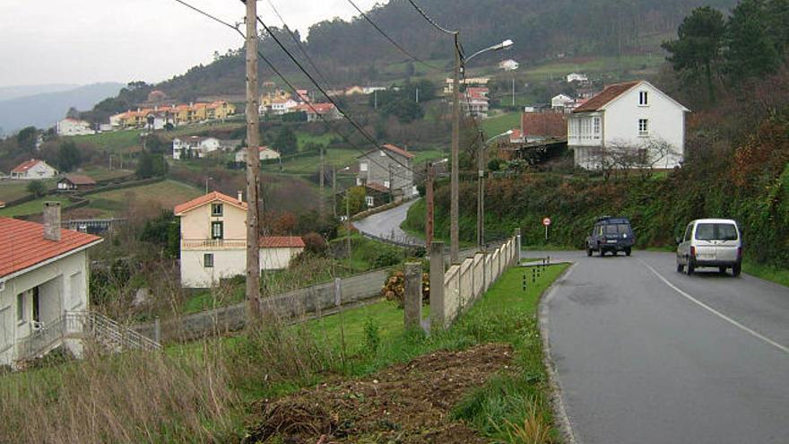 Carretera entre Pontedeume y Miño, la CP-4803, a su paso por Centroña. / la opinión