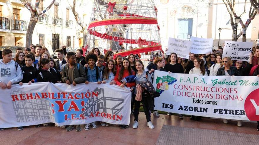 Los manifestantes del instituto Azorín, con sus pancartas, al llegar frente al Ayuntamiento de Petrer
