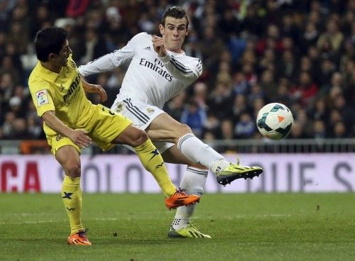 Real Madrid's Bale kicks the ball past Villarreal's Pereira during their Spanish first division soccer match in Madrid