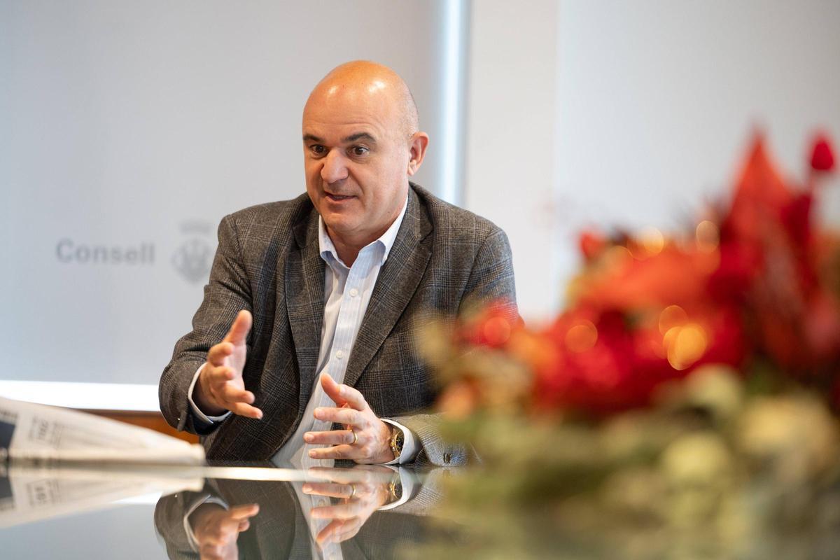 Vicent Marí, durante la entrevista en su despacho del Consell.