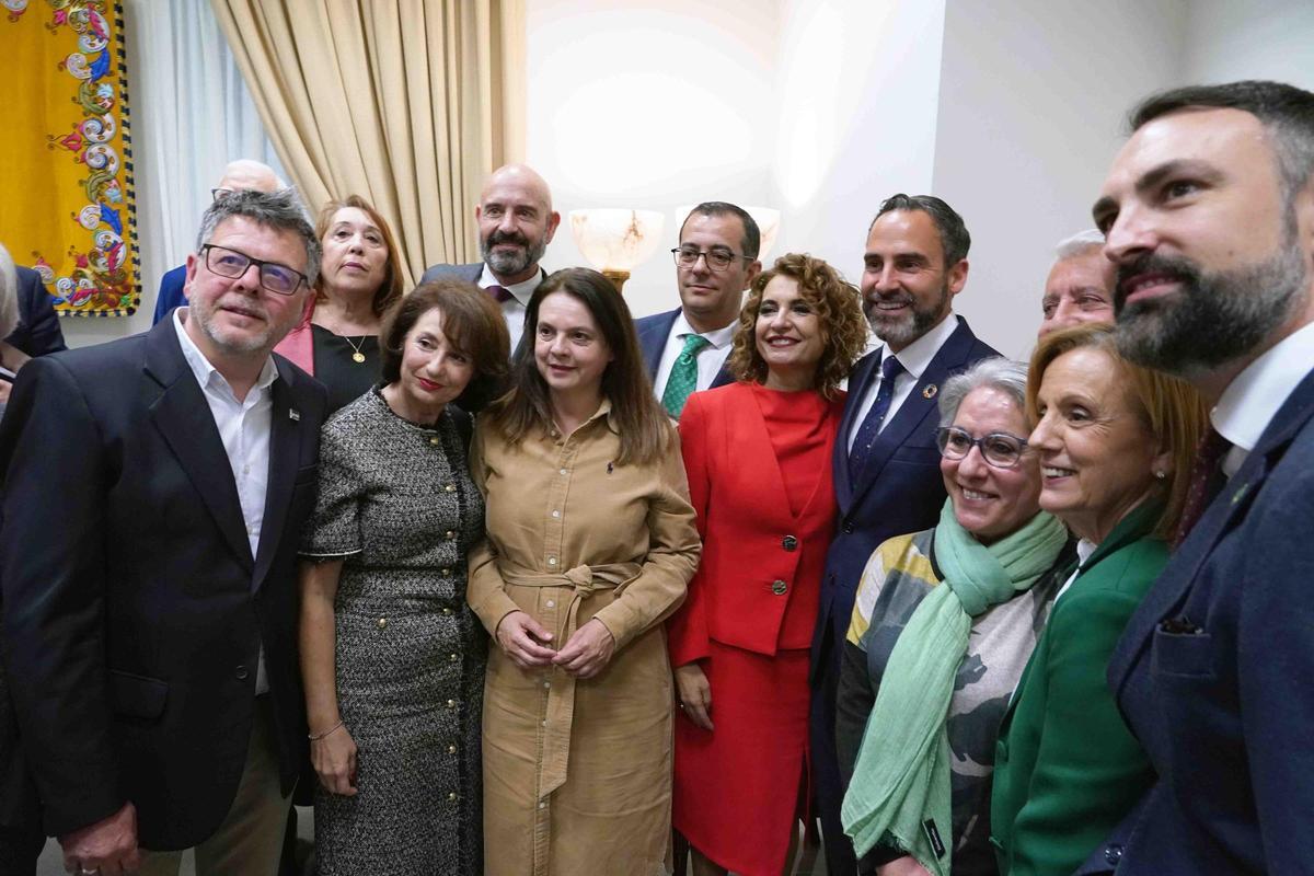 Montero, con Dani Pérez y otros socialistas malagueños.