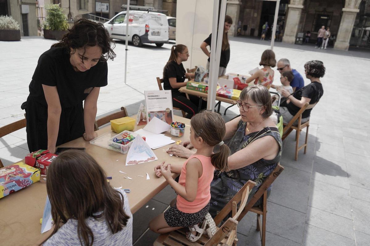 Activitat familiar a la plaça Major celebrada ahir al matí