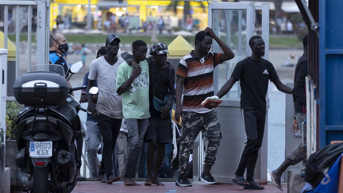 Llega a Tenerife un cayuco con 71 personas, entre ellos nueve niños y dos bebés