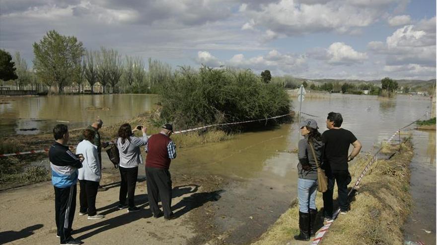 Zaragoza recibe la punta de la crecida con Alfocea anegada