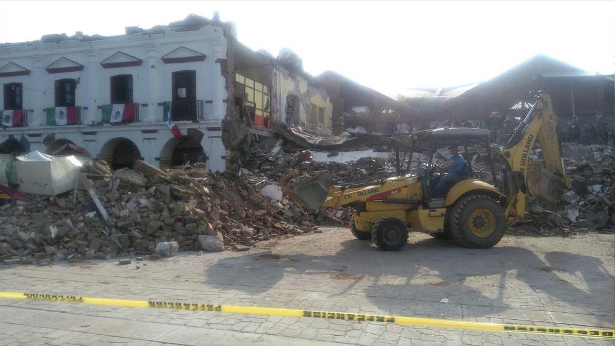 Daños materiales en el Ayuntamiento de Juchitán, tras el seísmo que sacudió anoche México, el 8 de septiembre.