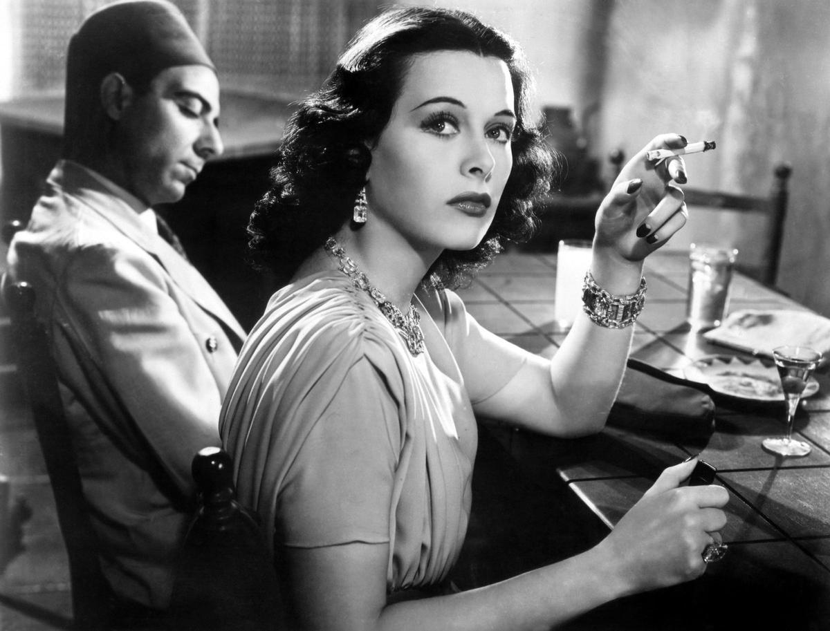 La actriz Hedy Lamar (en la imagen, en Argelia, en 1938), musa de Hollywood, aparece en el libro 'Cómo las mujerse (también) cambiaron el mundo' por su contribución como inventora del wifi