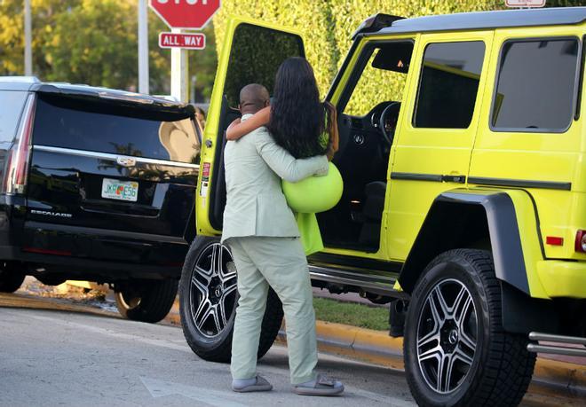 Kanye West baja en brazos a Kim Kardashian del coche