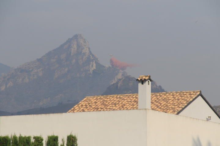 Incendio forestal entre Pinet, La drova y Marxuquera