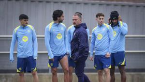 Hansi Flick, con un grupo de jugadores del Barça en el entrenamiento de este lunes.