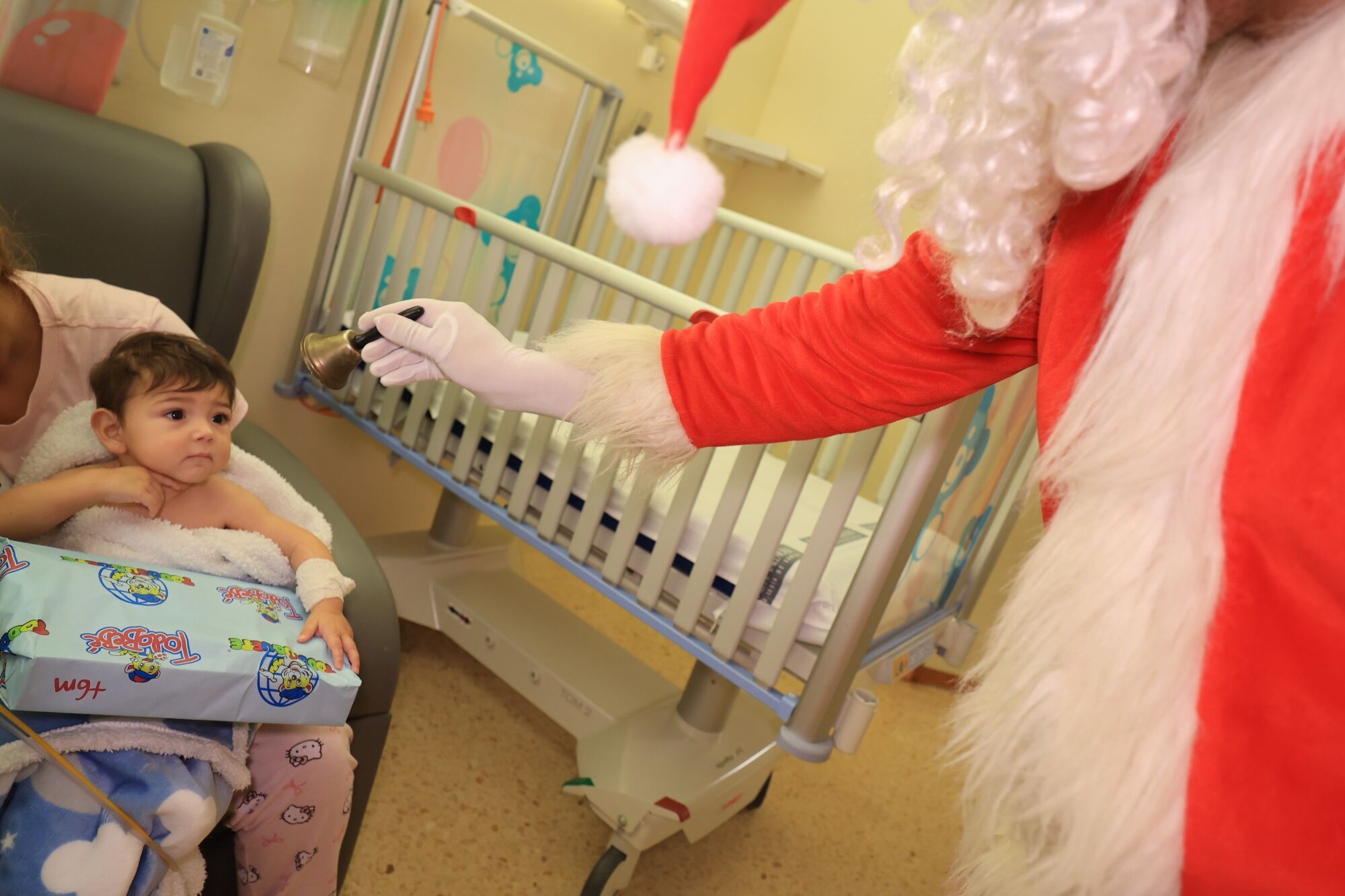 Mediterráneo y Todojuguete reparten ilusión entre los niños hospitalizados