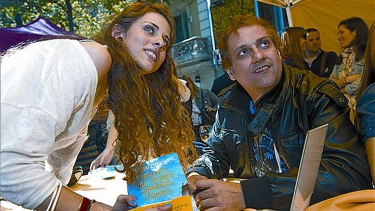 11.50 Somriures a la càmera a la Rambla de Catalunya. 11.50 Somriures a la càmera a la Rambla de Catalunya.