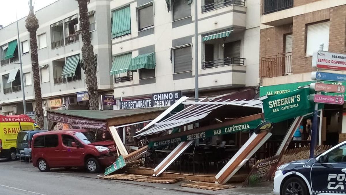 El vehículo, a la izquierda, ha impactado contra la estructura de dos terrazas en la calle La Purísima