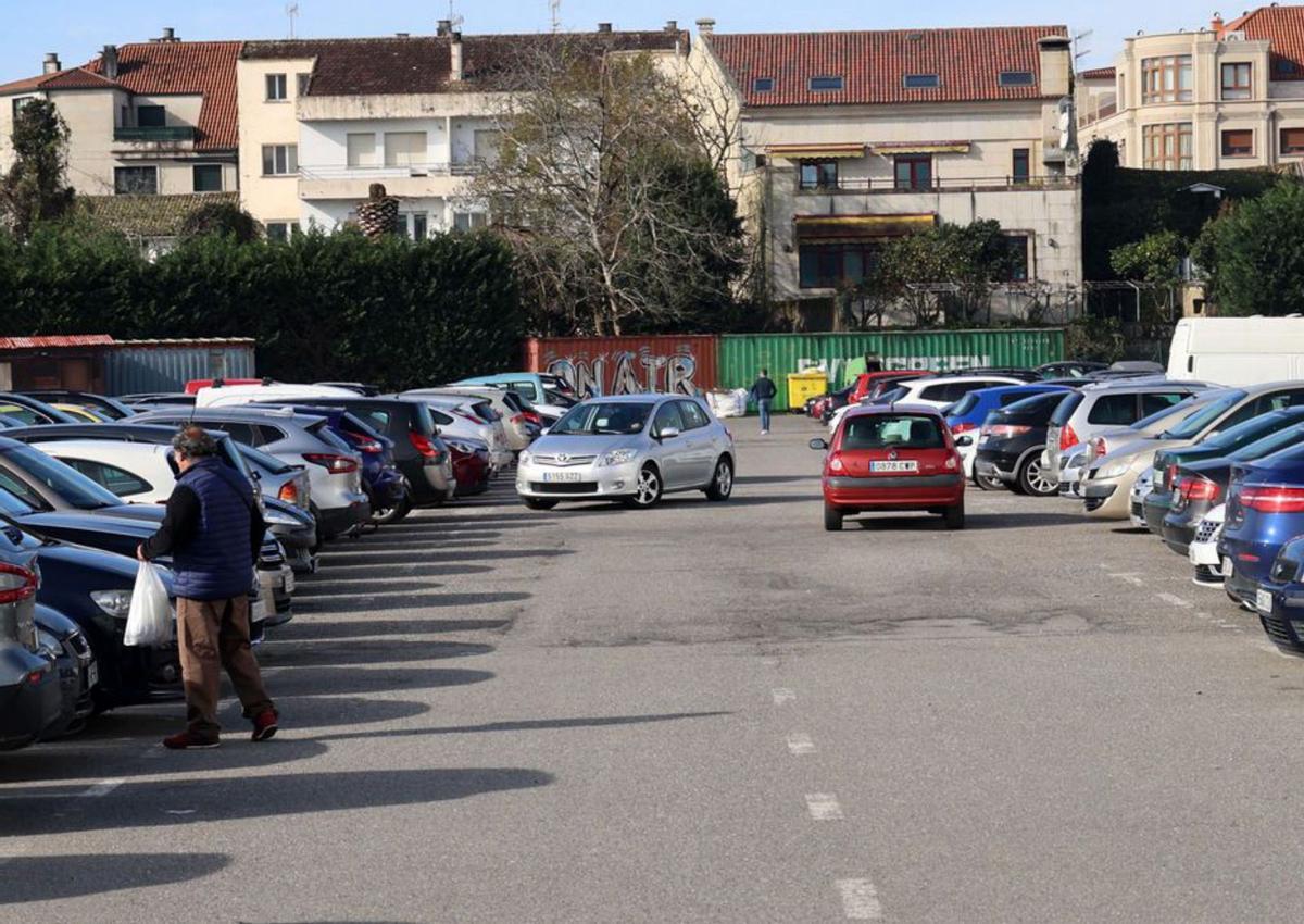 Coches en Fexdega en busca de aparcamiento, ayer.  | // NOÉ PARGA