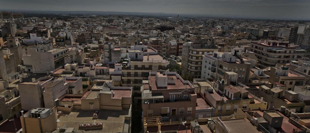 Vista panorámica de edificios con viviendas de un barrio de Elche.