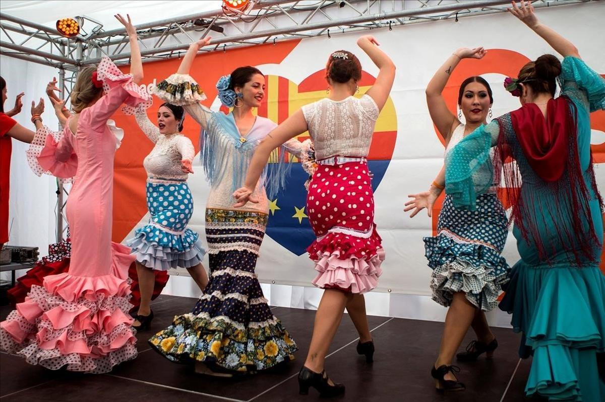 Ines Arrimadas baila sevillanas en la caseta de su partido durante la Feria de Abril en Barcelona.