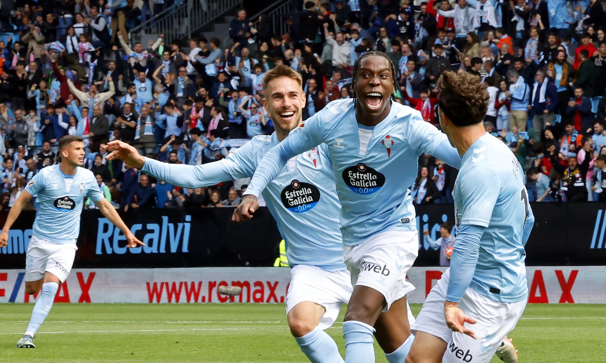 Ilaix Moriba celebra su gol ante el Sevilla rodeado de Mingueza y Durán