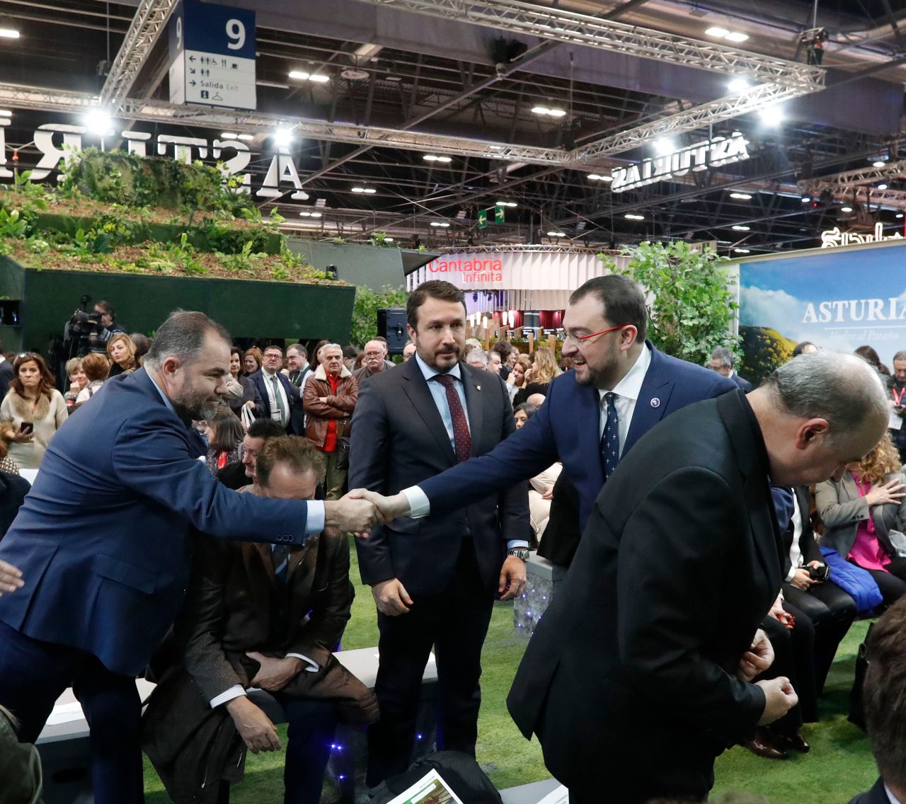 EN IMÁGENES: Así fue la visita de Adrián Barbón al estand de Asturias en Fitur