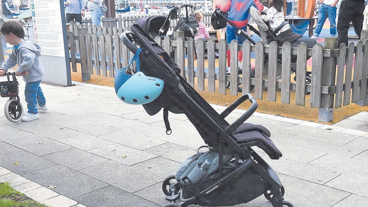 Un carrito vacío, junto a un parque infantil, en A Coruña.