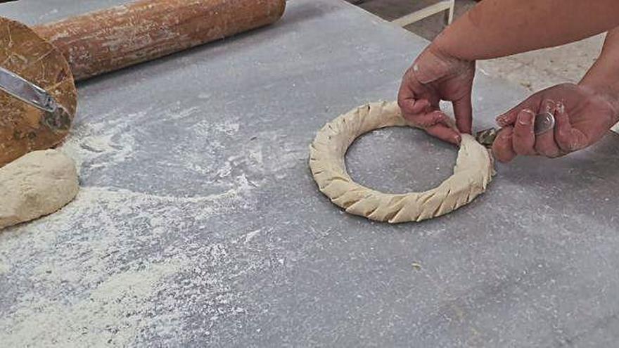 Una profesional elabora un producto (arriba); toda una dinastía de panaderos, en plena preparación de panes (centro); y la harina es amoldada antes del resultado final (abajo), en Virgen del Rocío y Mahorpan.