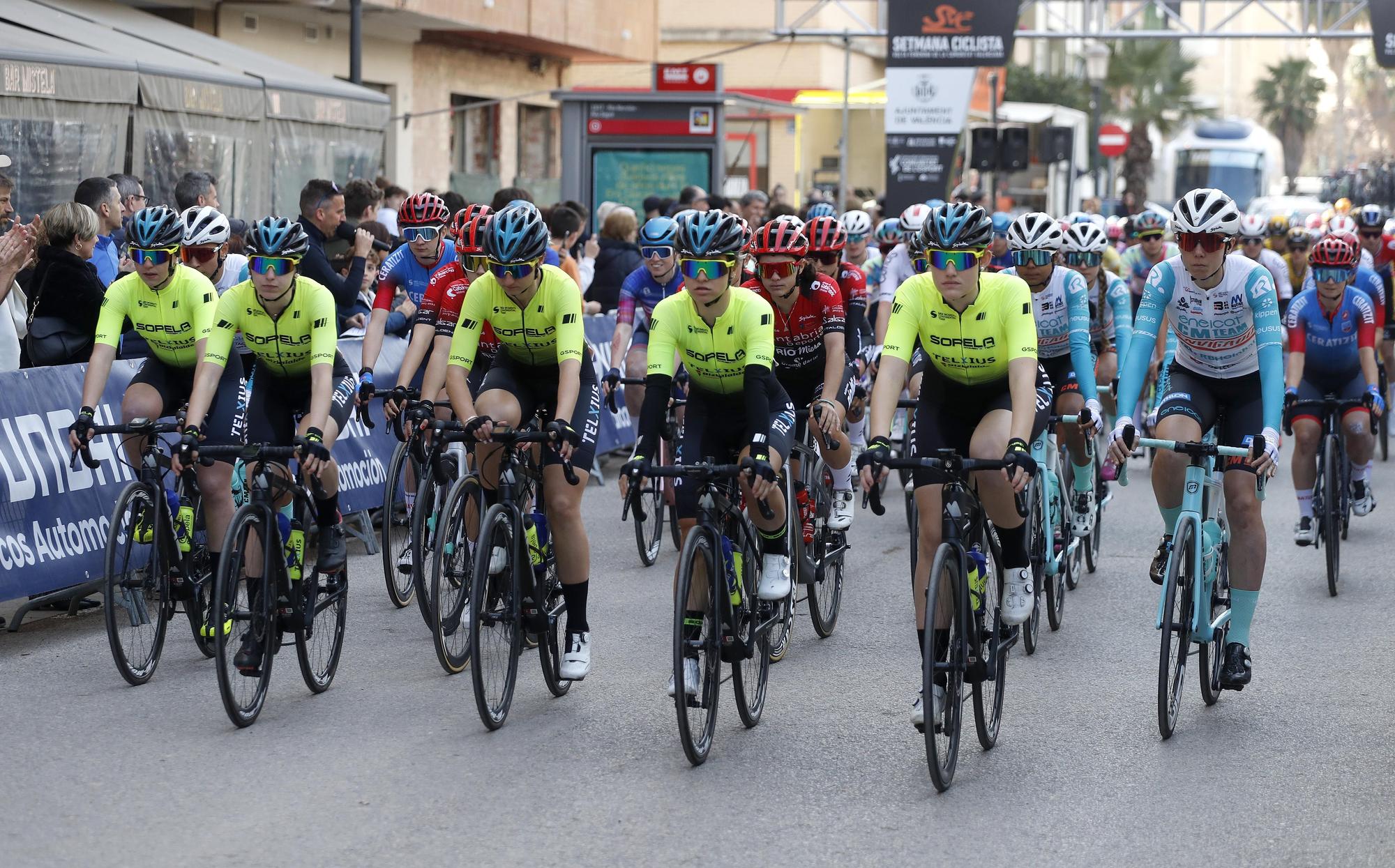 Salida de la primera etapa de la Setmana Ciclista femenina