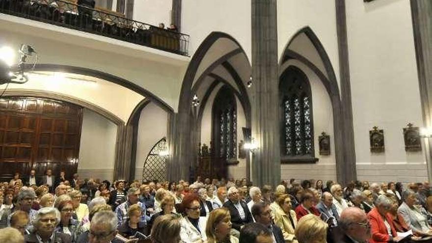 Feligreses en la iglesia de Sama el pasado mes de octubre, en la primera misa celebrada tras la reforma del templo.