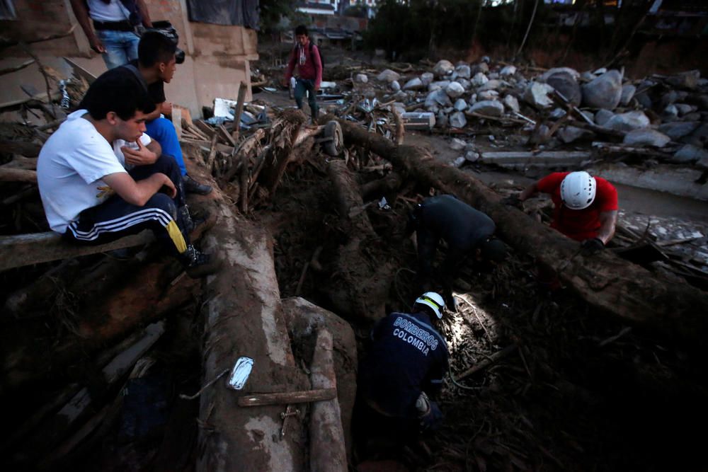 Más de 130 muertos en una avalancha de tierra en Colombia