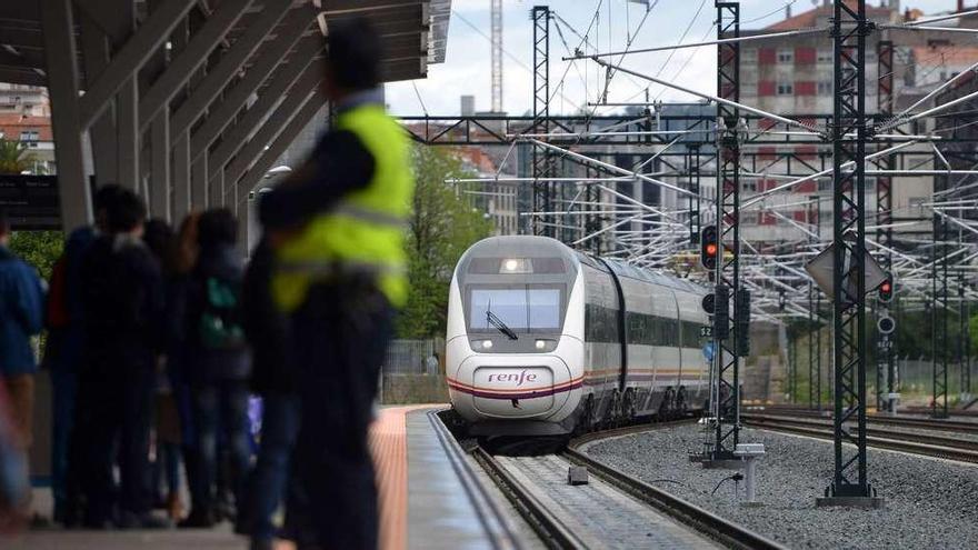 Un tren hace su entrada en la estación de ferrocarril de Pontevedra. // Gustavo Santos