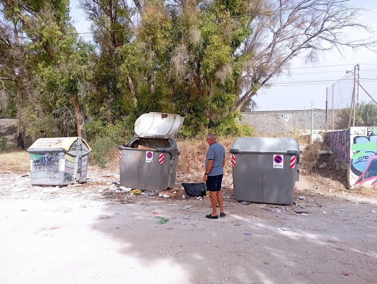 Basura junto a los contenedores de la calle Rimsky Korsakov.