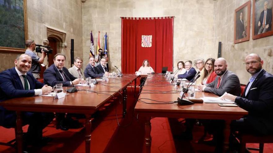 Imagen de la reunión celebrada ayer entre representantes del Govern y de las entidades financieras.