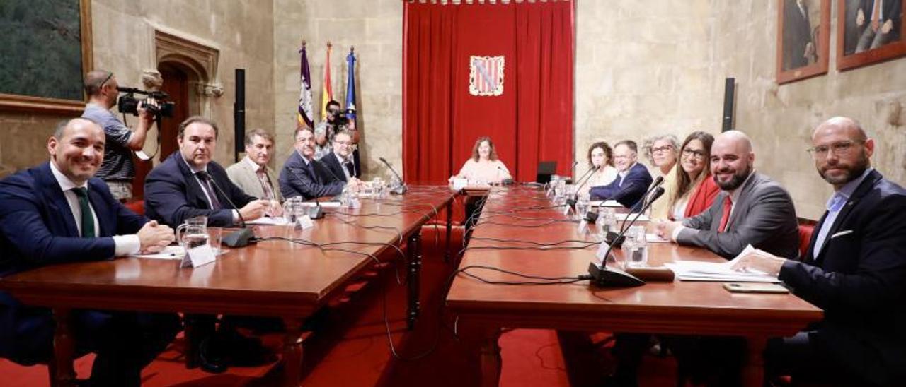 Imagen de la reunión celebrada ayer entre representantes del Govern y de las entidades financieras.